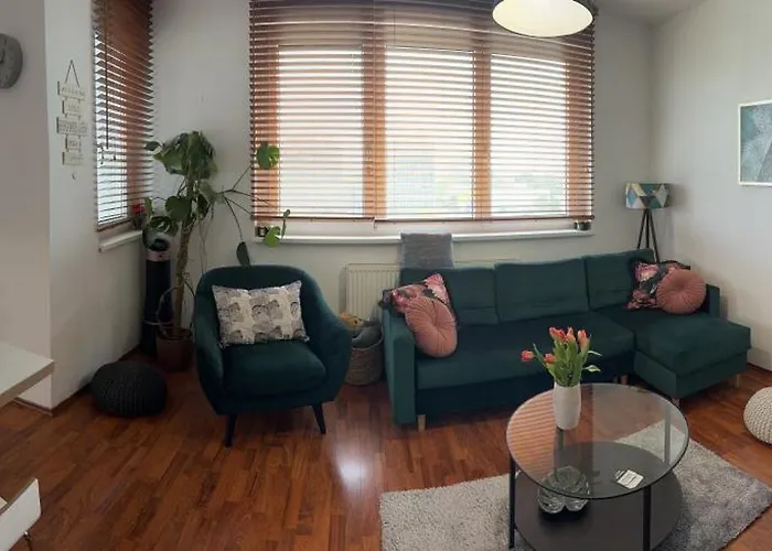 Cozy With Balcony Seating, 9th Floor, Parking *