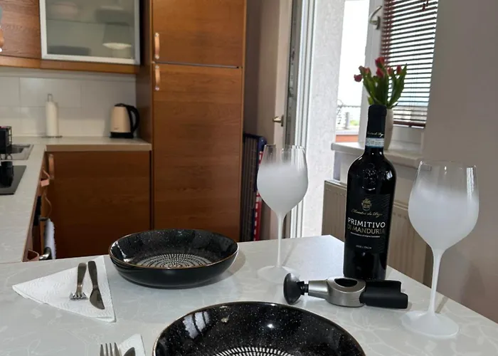 Cozy With Balcony Seating, 9th Floor, Parking Apartment *