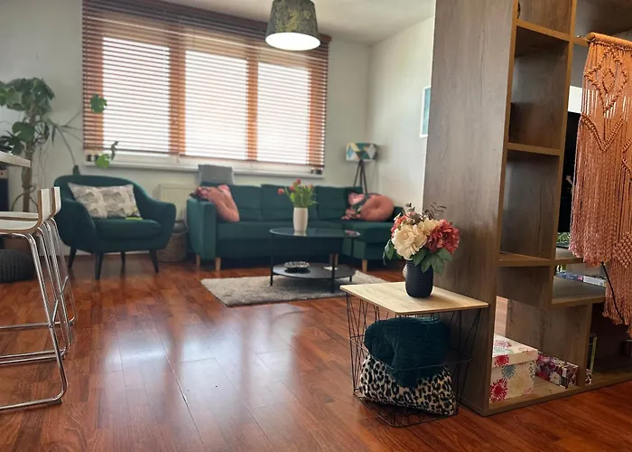 Cozy With Balcony Seating, 9th Floor, Parking アパート ブラチスラヴァ