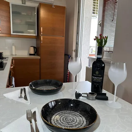 Cozy With Balcony Seating, 9th Floor, Parking Apartment *