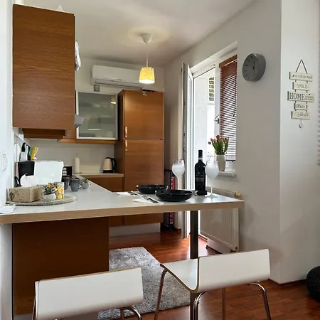 Daire Cozy With Balcony Seating, 9th Floor, Parking