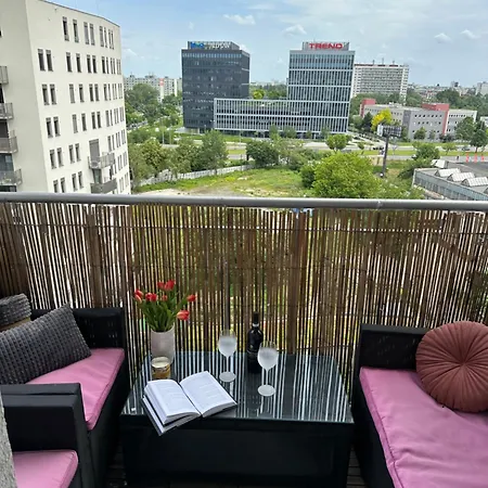 Daire Cozy With Balcony Seating, 9th Floor, Parking *