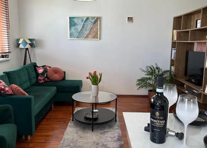 Apartman Cozy With Balcony Seating, 9th Floor, Parking Pozsony